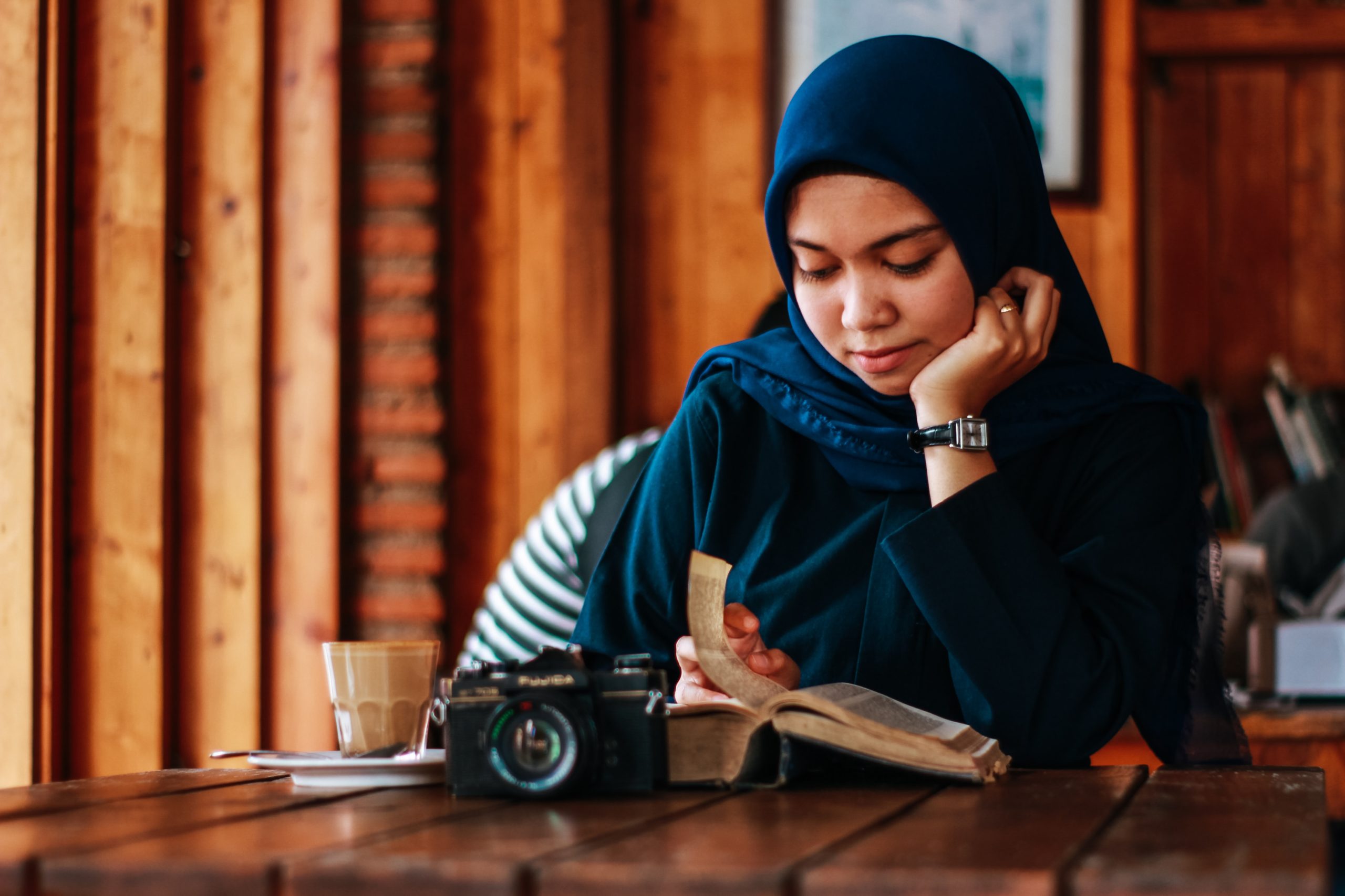 woman reading in coffee shop